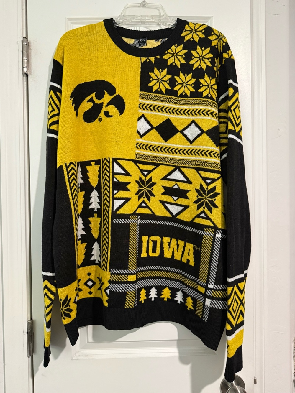 Iowa Hawkeyes NCAA Mens Busy Block Snowfall Sweater size 2XL